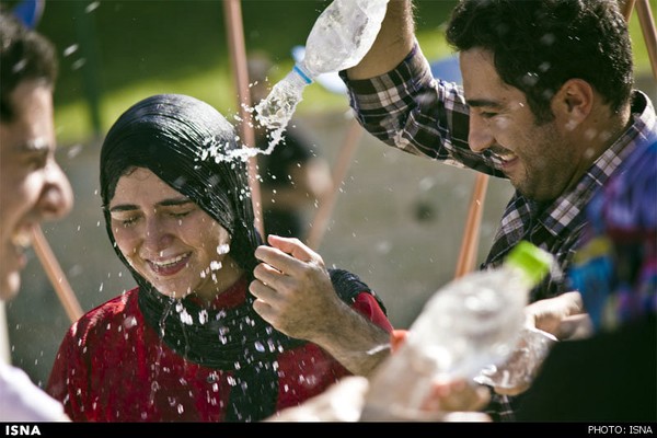 نوید محمدزاده و باران کوثری در نمایی از فیلم 